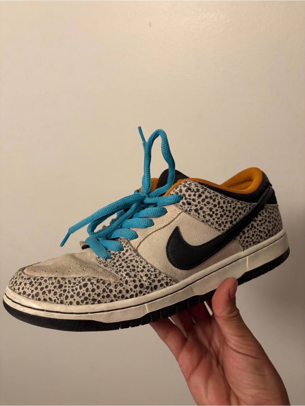 Nike Kids Low-Top Sneaker in Beige with Black Swoosh and Turquoise Laces